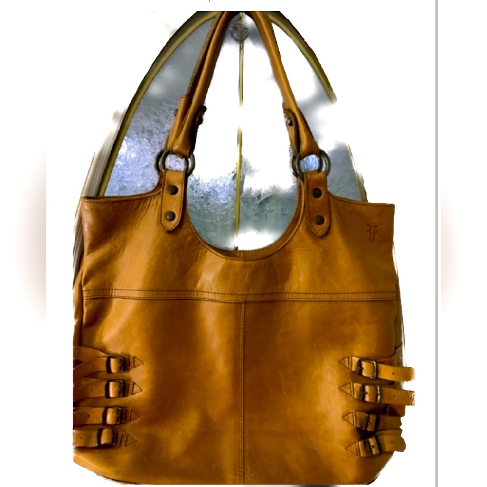 Frye Leather Purse. Snap closure. Excellent shape.